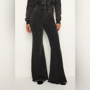 GOOD AMERICAN Jeanius Flare Pants in Black NWT